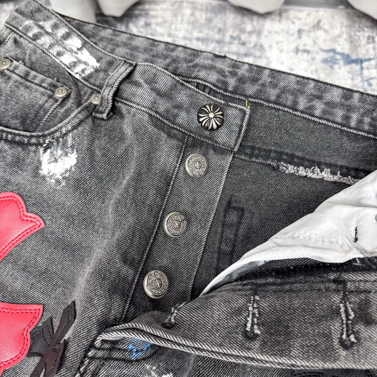P280 GALLERY DEPT & Chrome Hearts Co-branded colorful leather cross loose washed flared jeans that truly restore the ultimate vintage texture. The original hardware and accessories are washed and other elevators. The QR code analysis is all purchased from the original factory. The degree of restoration is high. You are welcome to compare the products~ Three-dimensional version is loose and comfortable without being too picky about the figure. It looks taller and slimmer. Factory Seiko. Original factory quality control. Same style for men and women. Can be matched with couples. Versatile recommendation. Must-have jeans D332 for all seasons. Trendy people have been disappointed. From the quality selection of fabrics, the tailoring of details, and the matching of patterns, everything is impeccable! The upper body is so handsome when worn...it can be easily worn by men, women and children! The craftsmanship is made of heavy-duty washed pure cotton denim fabric. After washing, it is soft and thick and looks very stylish when worn. Size: 28/30/32/34/36 Waist: 70/75/80/85/90 Knee: 44.5/46/47.5/49/50.5 Pants length: 102/104/106/108/110